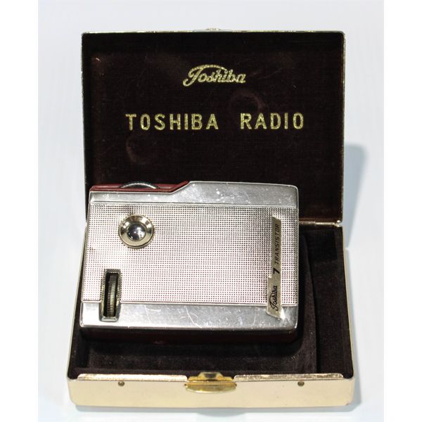 TOSHIBA TRANSISTOR RADIO IN ORIGINAL GOLD & LEATHER CASE