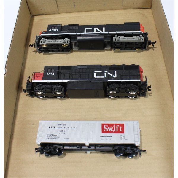 TRAY OF 3 HO SCALE TRAINS