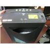 Image 1 : STAPLES SHREDDER