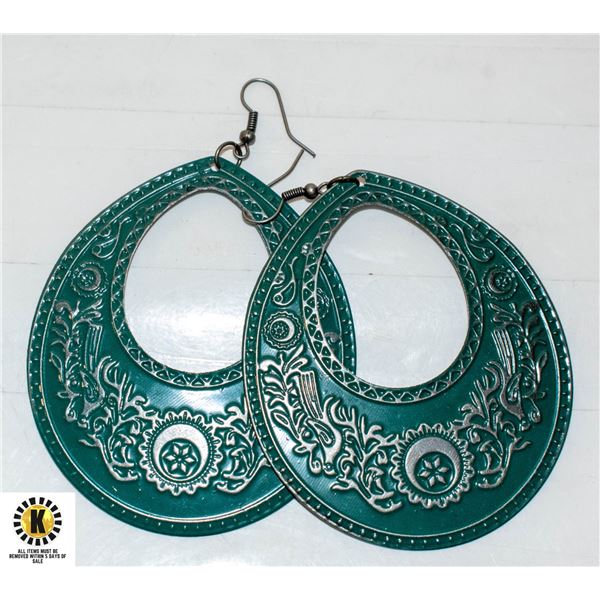 NEW LADIES LRG GREEN METAL DROP EARRINGS