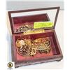 Image 1 : ESTATE VINTAGE RHINESTONE JEWELRY IN BOX-ESTATE