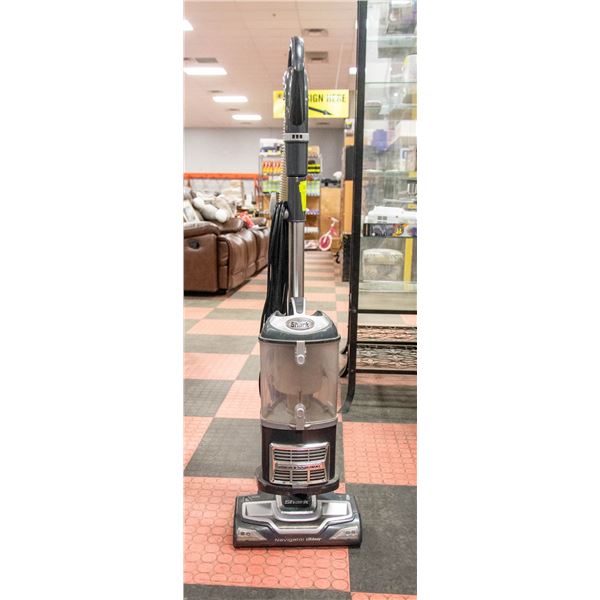 SHARK PROFESSIONAL NAVIGATOR LIFT AWAY