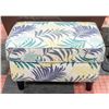 Image 1 : SMALL OTTOMAN 23" X 15" X 15"