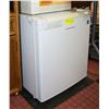 Image 1 : HAMILTON BEACH MINI BAR FRIDGE - SUN STAINED/FADED