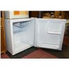 Image 2 : HAMILTON BEACH MINI BAR FRIDGE - SUN STAINED/FADED