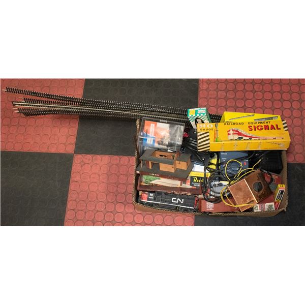 BOX OF VINTAGE TRAINS & ACCESSORIES