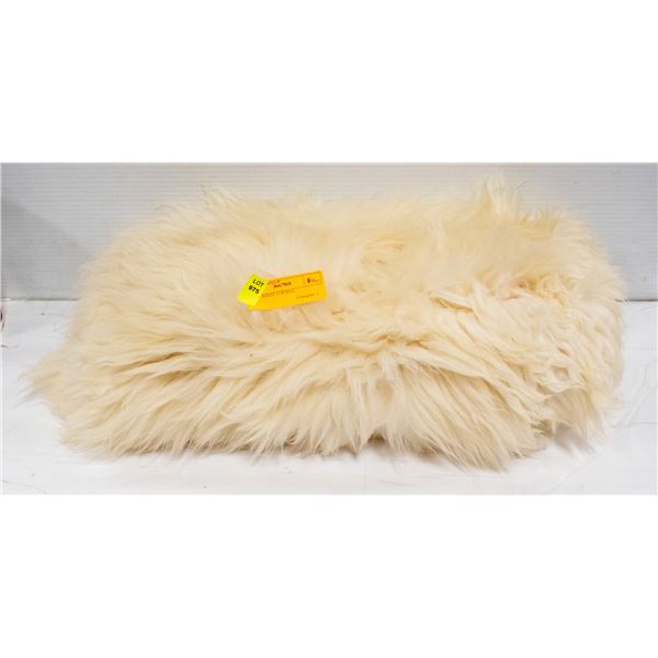 FAUX WHITE FUR RUG APPROX 18" X 32"