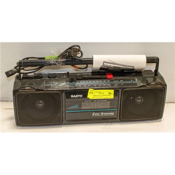 VINTAGE SANYO AM/FM STEREO CASSETTE PLAYER