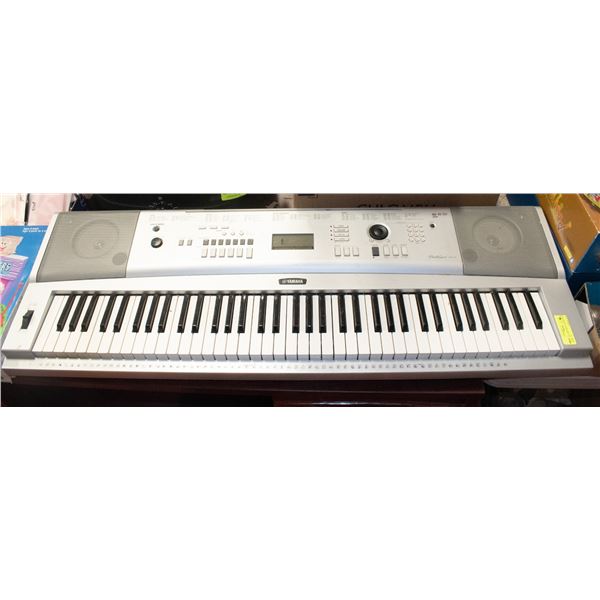 YAMAHA PORTABLE GRAND PIANO DGX-200