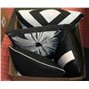Image 1 : BOX WITH 4 BLACK & WHITE THROW PILLOWS
