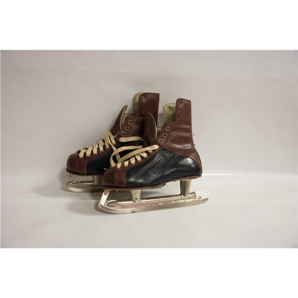 VINTAGE SIZE 6.5 LEATHER SKATES W/ SILVER ARROW