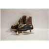 Image 1 : VINTAGE SIZE 6.5 LEATHER SKATES W/ SILVER ARROW