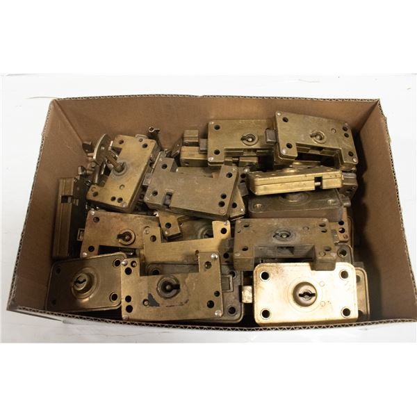 BOX WITH 36 VINTAGE BRASS LOCKS WITH