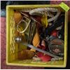 Image 1 : CRATE OF VARIOUS STRAPS, ROPES AND MORE