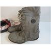 Image 2 : Ladies Outback Boots (size 9) - Hair Dryer (working) - Headphones