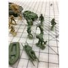 Image 3 : VINTAGE ARMY MEN MILITARY TOY FIGURINES