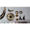 Image 2 : Black and Gold Vintage Jewelry