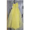 Image 1 : Evening dress, yellow tulle and lace, with faux pearl necklace and gloves