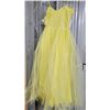 Image 5 : Evening dress, yellow tulle and lace, with faux pearl necklace and gloves
