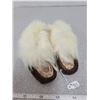 Image 2 : Pair of child’s moccasins, beaded and rabbit trim, size 3-4