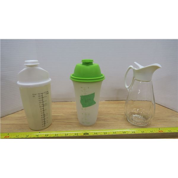 Tupperware 2 Cup Quick Shake + Syrup Dispenser / Strainer