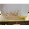 Image 1 : 3 Glass Bowls, 2 Pyrex