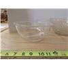 Image 2 : 3 Glass Bowls, 2 Pyrex