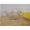 Image 3 : 3 Glass Bowls, 2 Pyrex