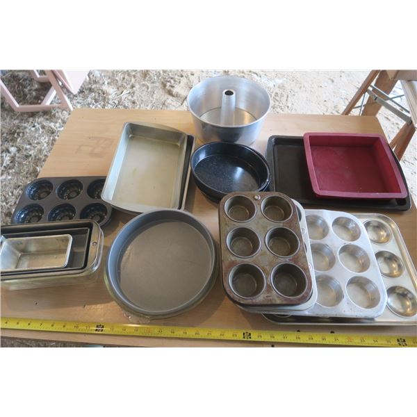 lot of assorted baking pans