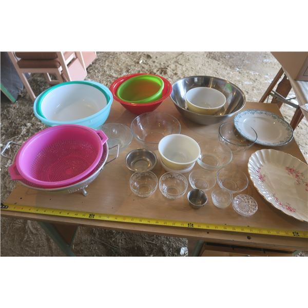 lot of assorted bowls, colanders and plates