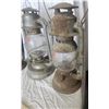 Image 4 : 3 vintage barn lanterns(2 beacon, 1dietz)