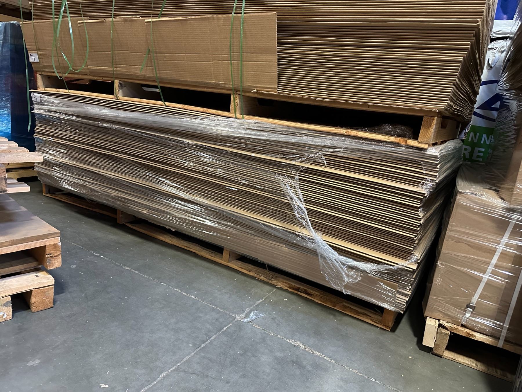 LIFT OF 4' X 8' PACKING CARDBOARD