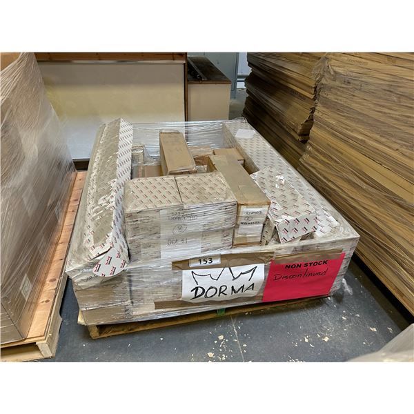 PALLET OF ASSORTED COMMERCIAL DOOR HARDWARE INCLUDING DOOR CLOSERS, PUSH BARS AND HINGES