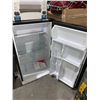 Image 2 : NEW OUT OF BOX  Frigidaire Retro Bar Size fridge 3.2cu ft