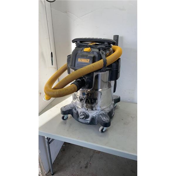 DEWALT STAINLESS 10 GALLON STAINLESS SHOP VAC WITH ACCESSORIES TESTED AND WORKING