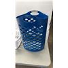 Image 2 : 2 LAUNDRY HAMPERS AND LOT OF ORGANIZER TRAYS