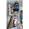 Image 4 : LOT OF TORONTO MAPLE LEAF COLLECTIBLES AND FAST BREAK HOCKEY GAME