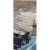 Image 2 : BOX OF THROW BLANKETS