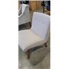 Image 2 : BUTTONBACK ACCENT CHAIR