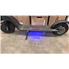 Image 7 : X8 ELECTRIC SCOOTER - TESTED AND WORKING WITH BATTERY AND CHARGER