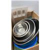 Image 2 : BOX OF KITCHEN ITEMS AND MIXING BOWLS