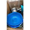 Image 3 : BOX OF KITCHEN ITEMS AND MIXING BOWLS