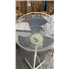 Image 3 : 2 TABLE FANS AND FLOOR FAN