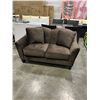 Image 1 : BRAND NEW BROWN FABRIC LOVE SEAT W/ 2 THROW PILLOWS - RETAIL $899