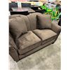 Image 2 : BRAND NEW BROWN FABRIC LOVE SEAT W/ 2 THROW PILLOWS - RETAIL $899