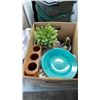Image 2 : 2 BOXES OF ARTIFICIAL PLANTS AND DECOR
