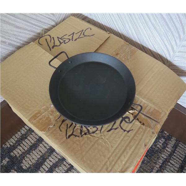 Qty 100 Black Plastic Dishes w/ Handles 7" Dia New in Box