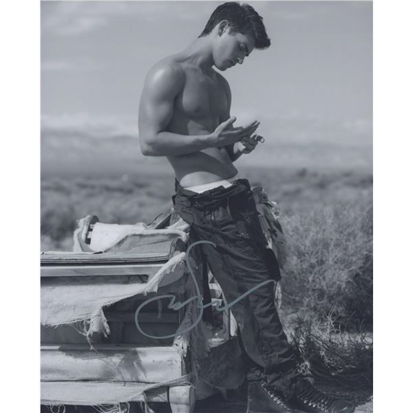 Gregg Sulkin signed photo