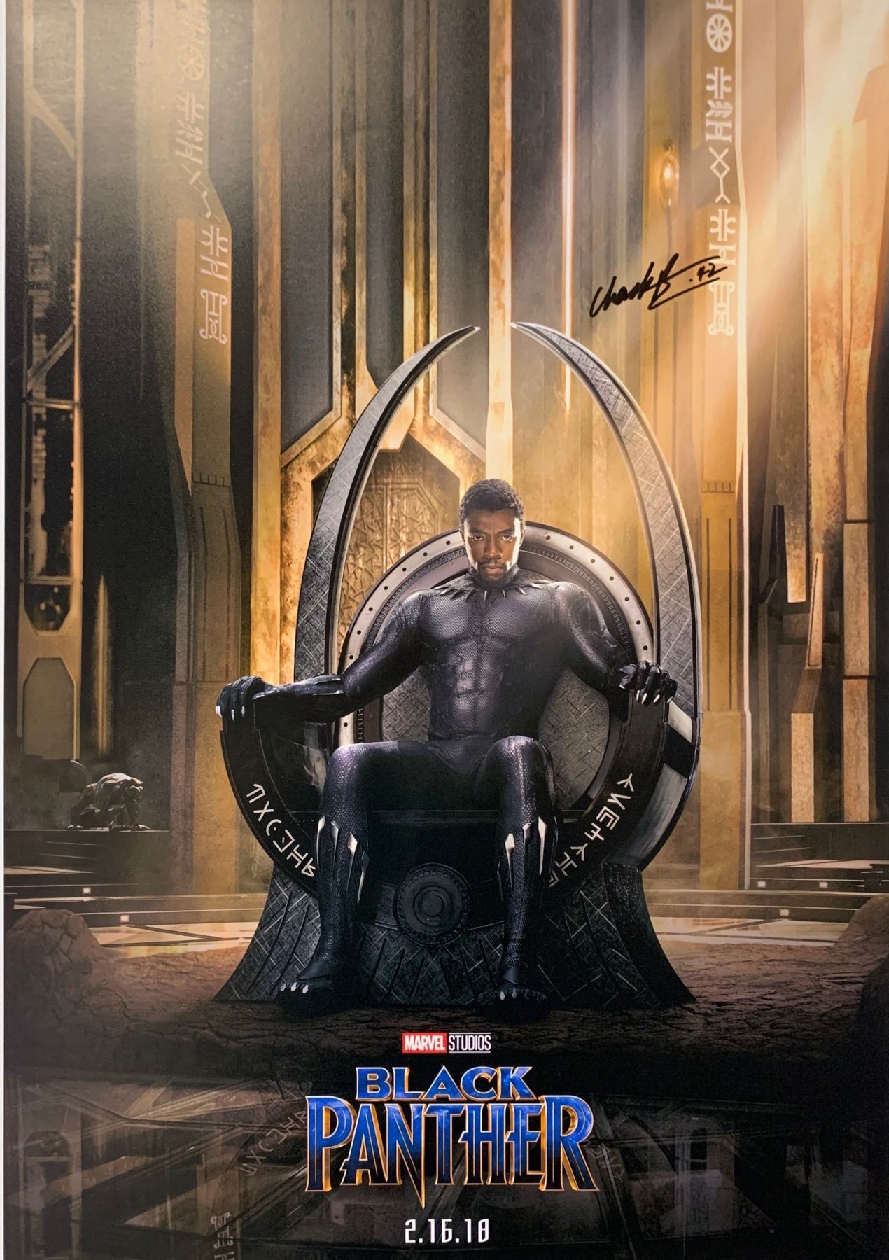 Photo Signée Chadwick Boseman Black Panther – Format A4, Impression Qualité, Support Rigide, Cadeau Pour Fans Photo Signée Chadwick Boseman Black Panther – Format A4, Impression Qualité, Support Rigide, Cadeau Pour Fans