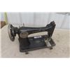Image 4 : Vintage Singer Sewing Machine